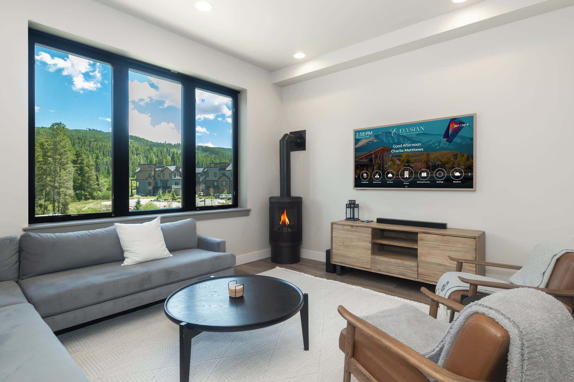 Een smart-tv, een open haard en een stereo
