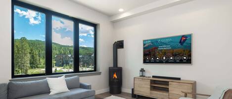 Smart TV, caminetto, impianto stereo