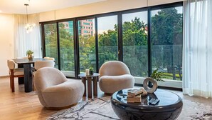 Una sala de estar moderna con un ventanal grande, un comedor y un sofá.