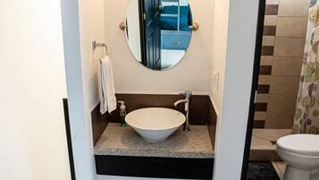 Toallas, shampoo, papel de baño