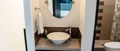Towels, shampoo, toilet paper