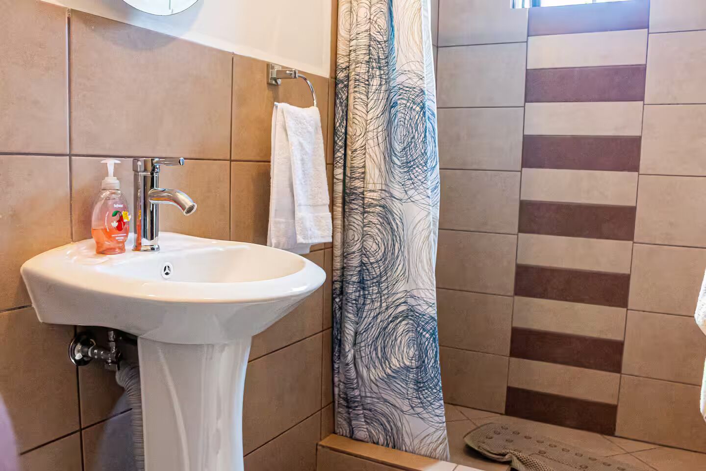 Toallas, shampoo, papel de baño 