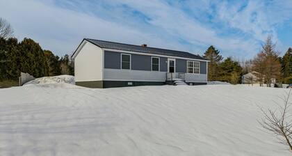 Walk to Restaurants & Markets: Machias Home!