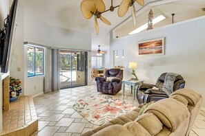 TV, fireplace, books, stereo - 'Casa Ensenada' in Palm Coast: Lanai + Heated Pool (Palm Coast)