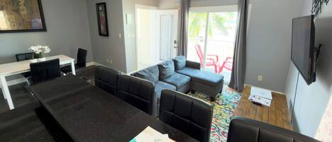 Appartement, plusieurs lits, cuisine, vue piscine (Harbor by the Sea #4) | Coin séjour