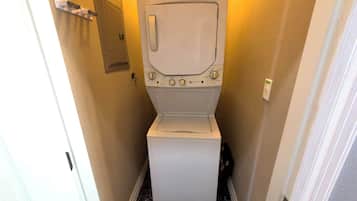 Leilighet, flere senger, kjøkken, bassengutsikt (Harbor by the Sea #4) | Klesvask