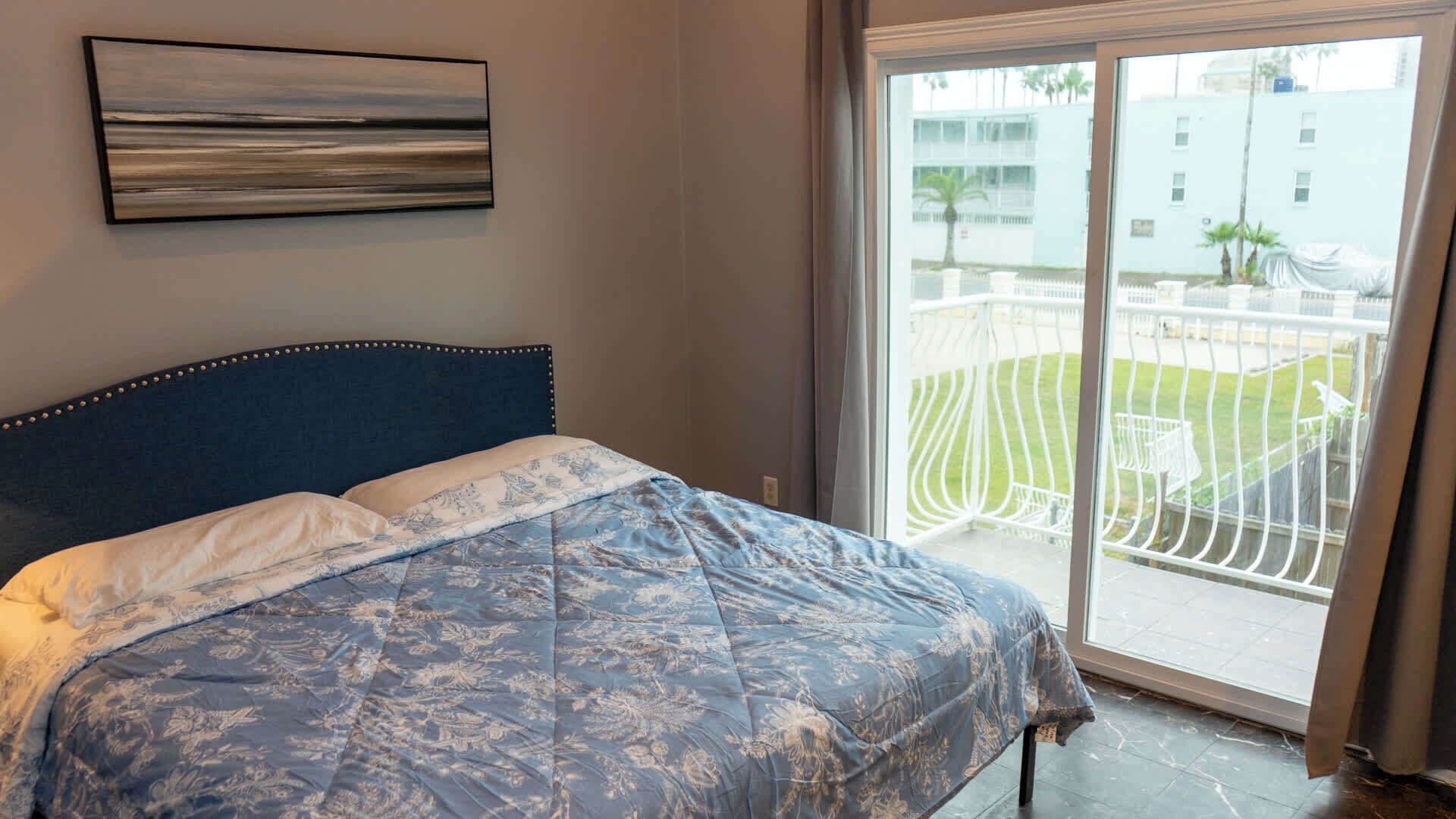 Appartement, Plusieurs lits, cuisine, vue sur la piscine (Harbor by the Sea #4) | Vue de la chambre