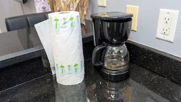 Leilighet, flere senger, kjøkken, bassengutsikt (Harbor by the Sea #4) | Kaffe og/eller kaffemaskin