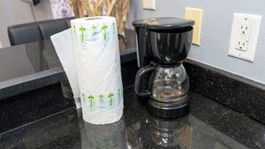 公寓, 多張床, 廚房, 泳池景觀 (Harbor by the Sea #4) | 咖啡和/或咖啡機