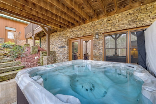 Luxury Mountain Retreat w/ Hot Tub in Franklin!