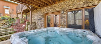 Luxury Mountain Retreat w/ Hot Tub in Franklin!