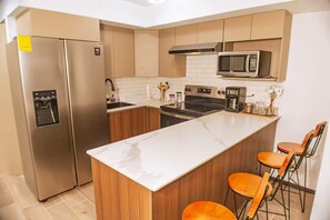 Réfrigérateur, micro-ondes, plaque de cuisson, lave-vaisselle