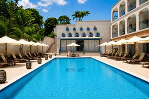 Una piscina al aire libre