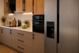 Suite superior, balcón, vistas al mar | Cocina privada | Cafetera o tetera, hervidor eléctrico y mesa de comedor
