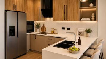 Suite Junior, balcon, vue mer | Cuisine privée | Cafetière/bouilloire, bouilloire électrique, tables à manger