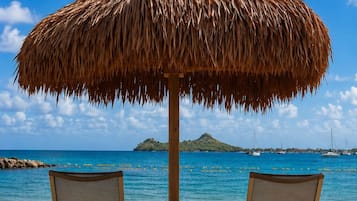 En la playa, camastros, sombrillas y toallas de playa