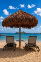 Aan het strand, ligstoelen aan het strand, parasols, strandlakens