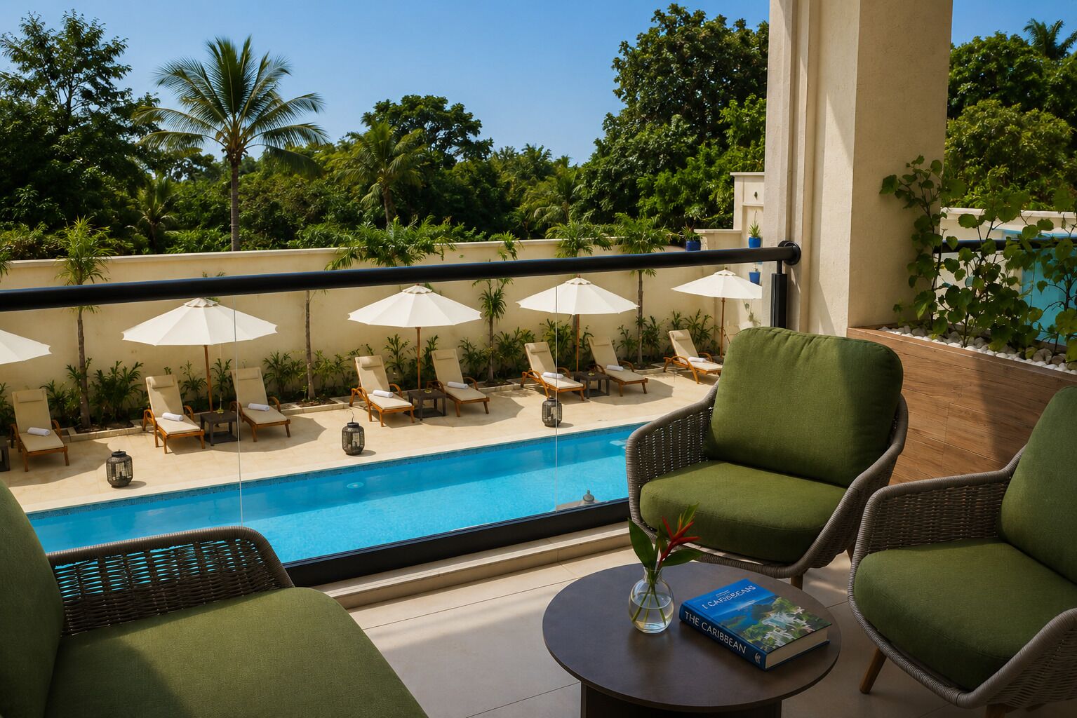 Un balcón con piscina, sillones de descanso y sombrillas.