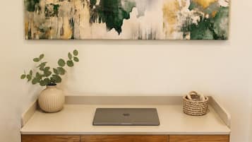 Suite – superior, balkong, sjøutsikt | Oppholdsområde | En 65-tommers LED-TV med Parabol-TV