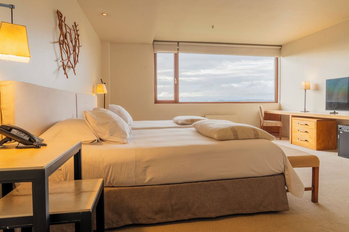 Deluxe Twin kamer, uitzicht op meer | Een kluis op de kamer, gratis wifi