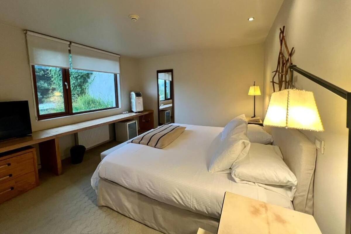 Quarto casal standard, vista para a cidade