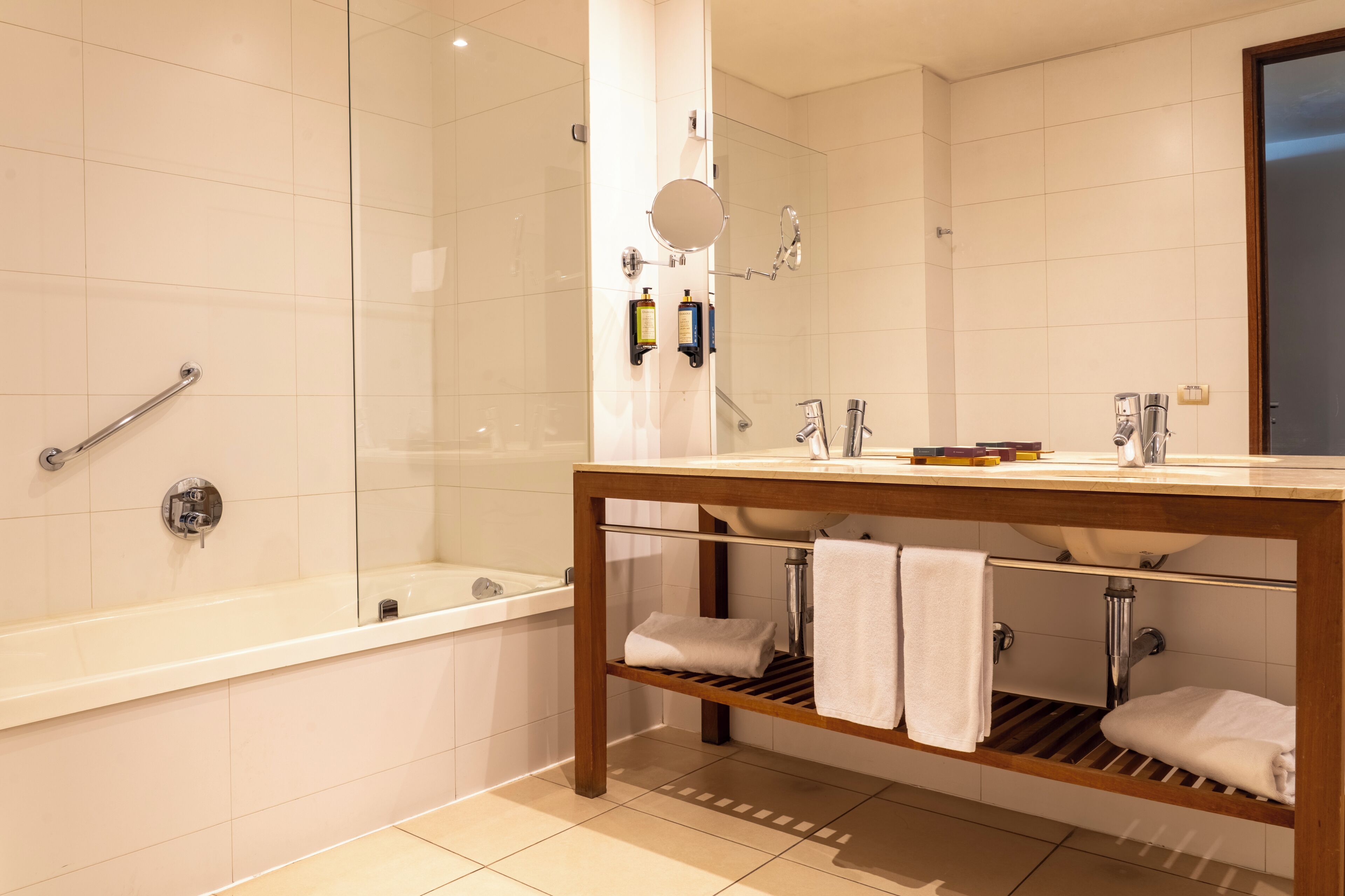 Un baño moderno con bañera, ducha e inodoro.