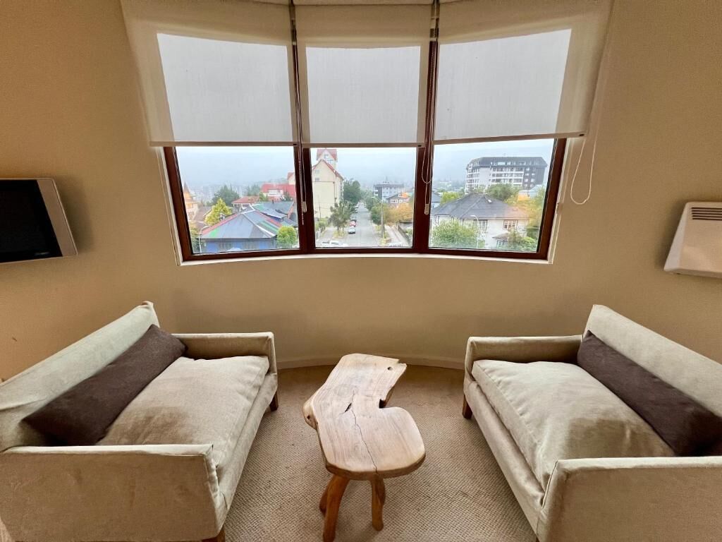 Luxury Suite, City View | Living area