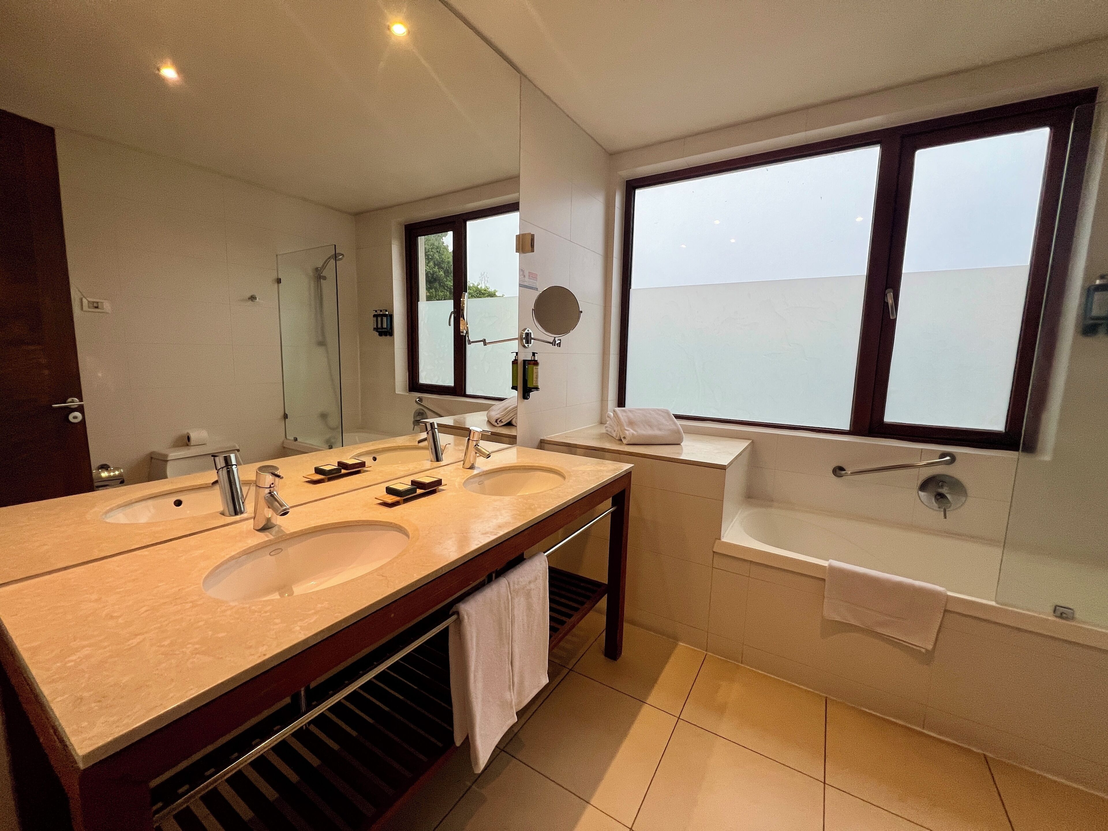 Standard Twin Room | Bathroom | Combined shower/tub, hair dryer, slippers, towels