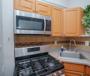 Fridge, microwave, oven, stovetop - NY Gateway Arcade + Table Tennis  15 Min NYC  6 Guests (Jersey City)