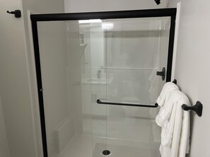 Een haardroger, handdoeken, zeep, toiletpapier