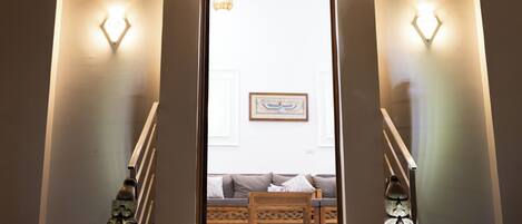 المنشأة من الداخل