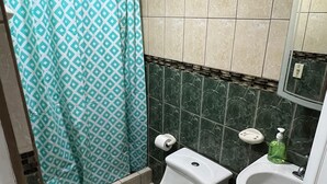 Casa de banho com sanita, bidé e lavatório.