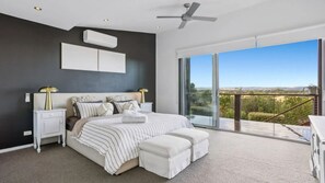 4 bedrooms, iron/ironing board, WiFi - Serena House - Coastal luxury escape in Fingal (Fingal)