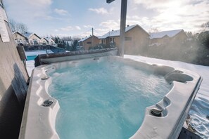 Outdoor spa tub - Domaine Mont Sainte-Anne (Saint-Ferréol-les-Neiges)
