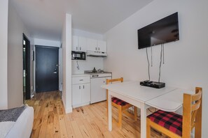 Economy Studio | Interior - Domaine Mont Sainte-Anne (Saint-Ferréol-les-Neiges)