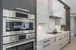 Private kitchen - Private Estate Living on Hidden Grove Lane (Mississauga (West Port Credit / Lorne Park / East Sheridan))