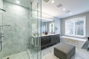 Shower, towels - Private Estate Living on Hidden Grove Lane (Mississauga (West Port Credit / Lorne Park / East Sheridan))