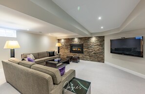 Living area - Private Estate Living on Hidden Grove Lane (Mississauga (West Port Credit / Lorne Park / East Sheridan))