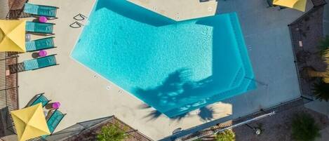 สระว่ายน้ำ