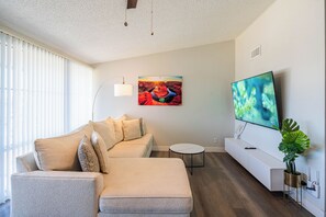 Deluxe Apartment, 2 Bedrooms, Pets Allowed | Living area - Cozy Stay 8mins to Old Town Scottsdale (Scottsdale)