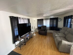 Smart TV, DVD player, books - Cozy 1-bedroom mobile home in nice Mesa with AC (Mesa)