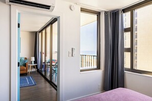 1 bedroom, iron/ironing board, travel crib, free WiFi - Waikiki Banyan Ocean View Suite, High Floor Remodeled, AC & Free Parking (Honolulu)