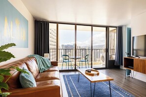 Smart TV - Waikiki Banyan Ocean View Suite, High Floor Remodeled, AC & Free Parking (Honolulu)