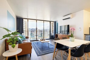 Smart TV - Waikiki Banyan Ocean View Suite, High Floor Remodeled, AC & Free Parking (Honolulu)