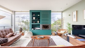 TV, fireplace - Casa Keam is a peaceful private retreat set in the hills of Santana (Santana)