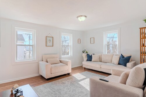 Salem 4BDR Near Downtown & Train, Free Parking