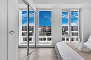 2 bedrooms, desk, iron/ironing board, free WiFi - Luxury 2BR/2BA at The Well | Pool, Gym & Downtown Views (Toronto)