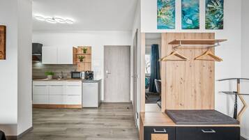 Kühlschrank, Mikrowelle, Ofen, Herdplatte