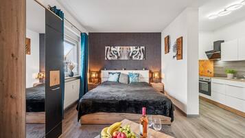 1 Schlafzimmer, Zimmersafe, Schreibtisch, Bügeleisen/Bügelbrett