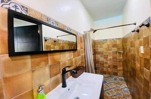Hair dryer, towels, soap, toilet paper - Tiki Private House in Jaco Downtown (Jacó)